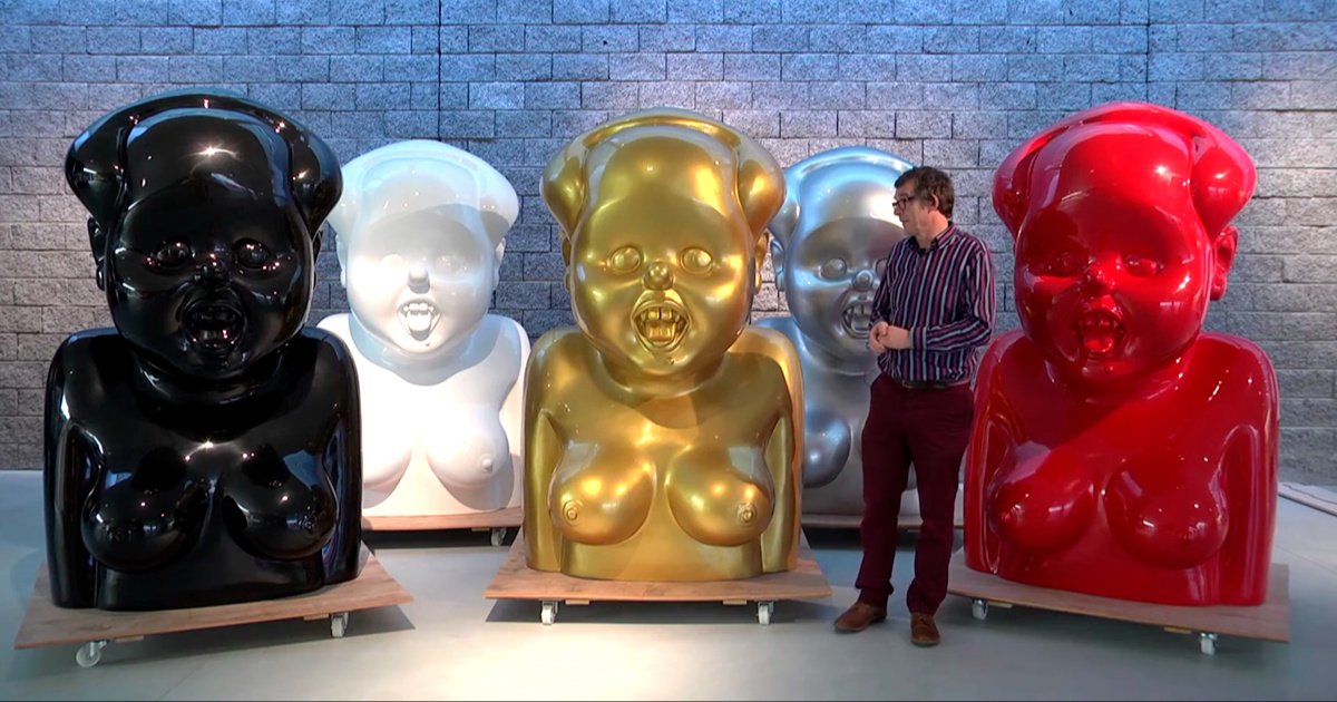 Kineski umjetnik radio satirične skulpture Mao Ce-tunga. Dobio je tri godine zatvora