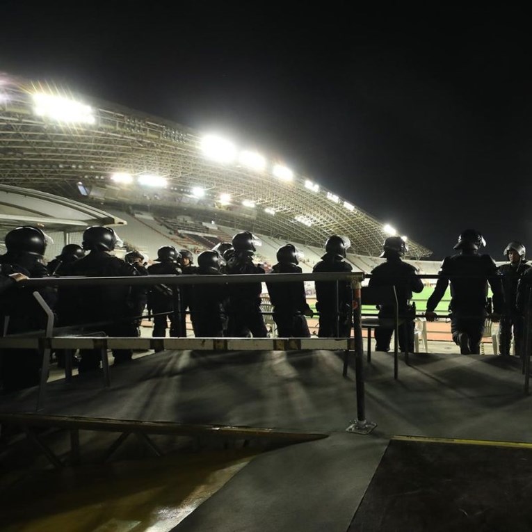 Interventna policija čuvala igrače Hajduka na treningu