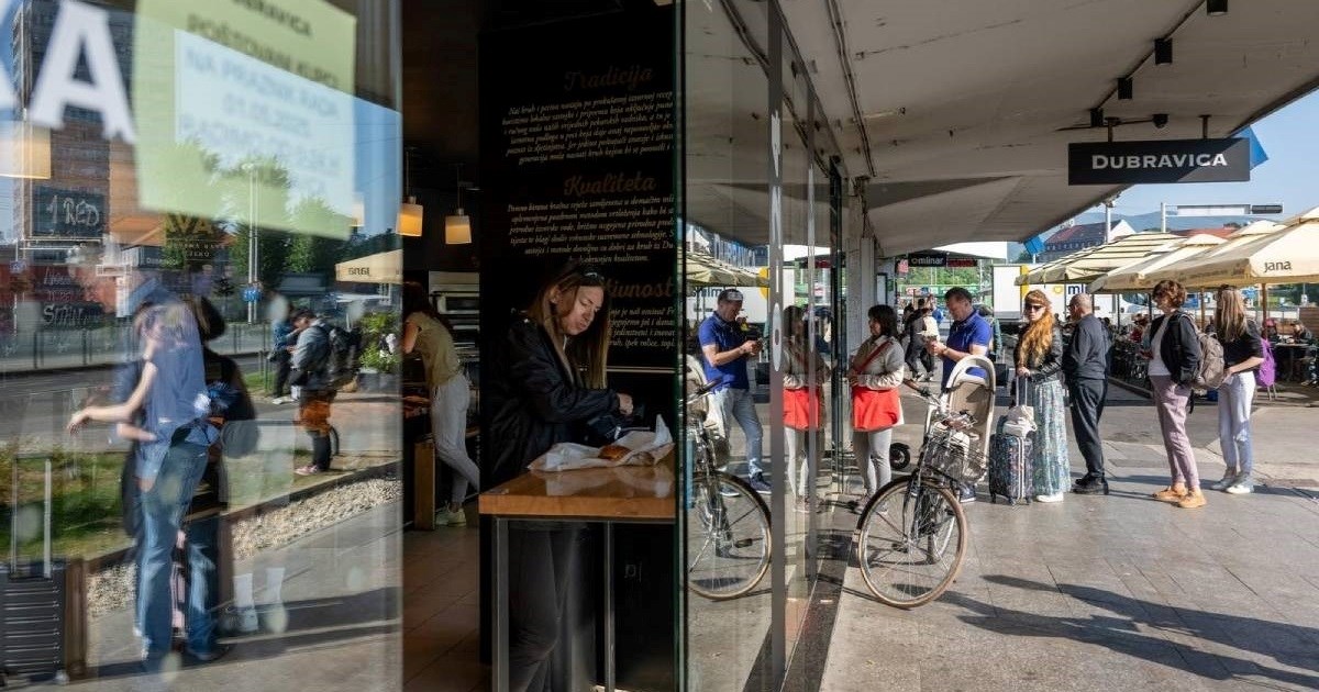Pogledajte red ispred pekare na Autobusnom kolodvoru u Zagrebu