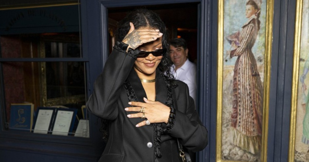 Rihanna spojila široke traperice s luksuznom Dior jaknom
