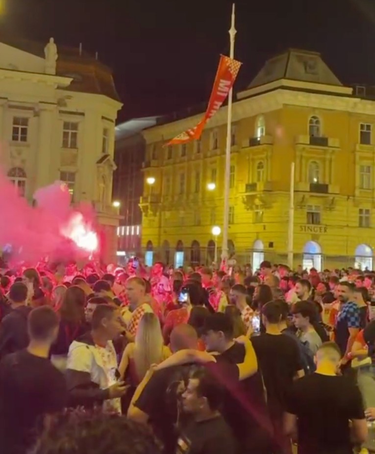 Kiša ne smeta navijačima: Baklje planule na "Malo nas je, al' nas ima"