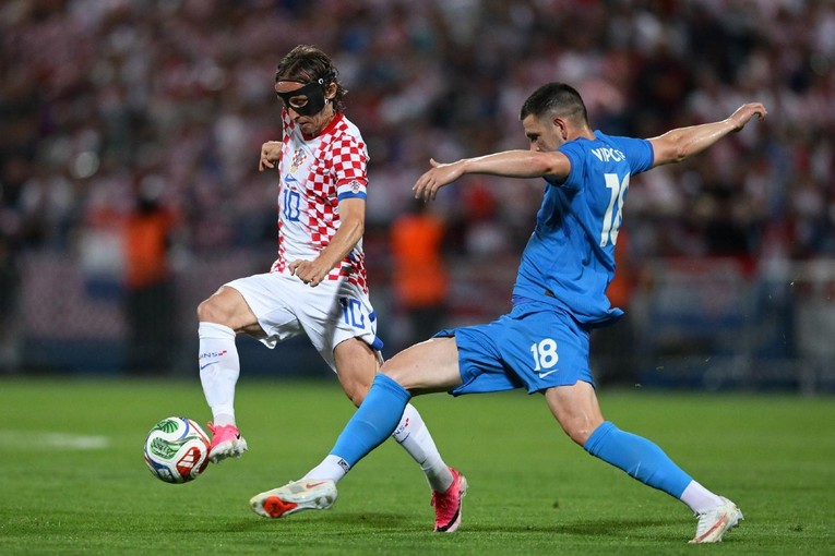 Prvo protivnik, pa suvlasnik. Modrić nakon utakmice uručio Slovencu prestižnu nagradu