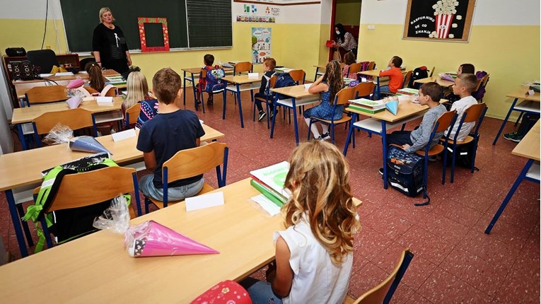 Učenici osmih razreda u Srbiji uče da hrvatski jezik ne postoji