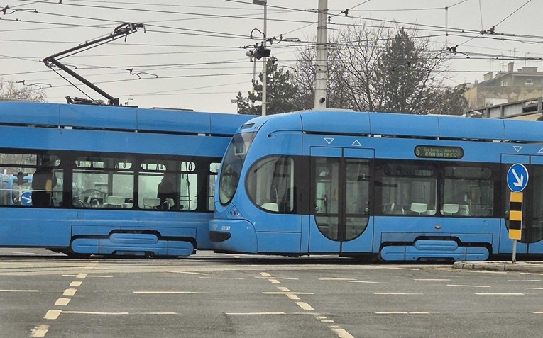 VIDEO Sudar tramvaja na križanju Vukovarske i Držićeve u Zagrebu