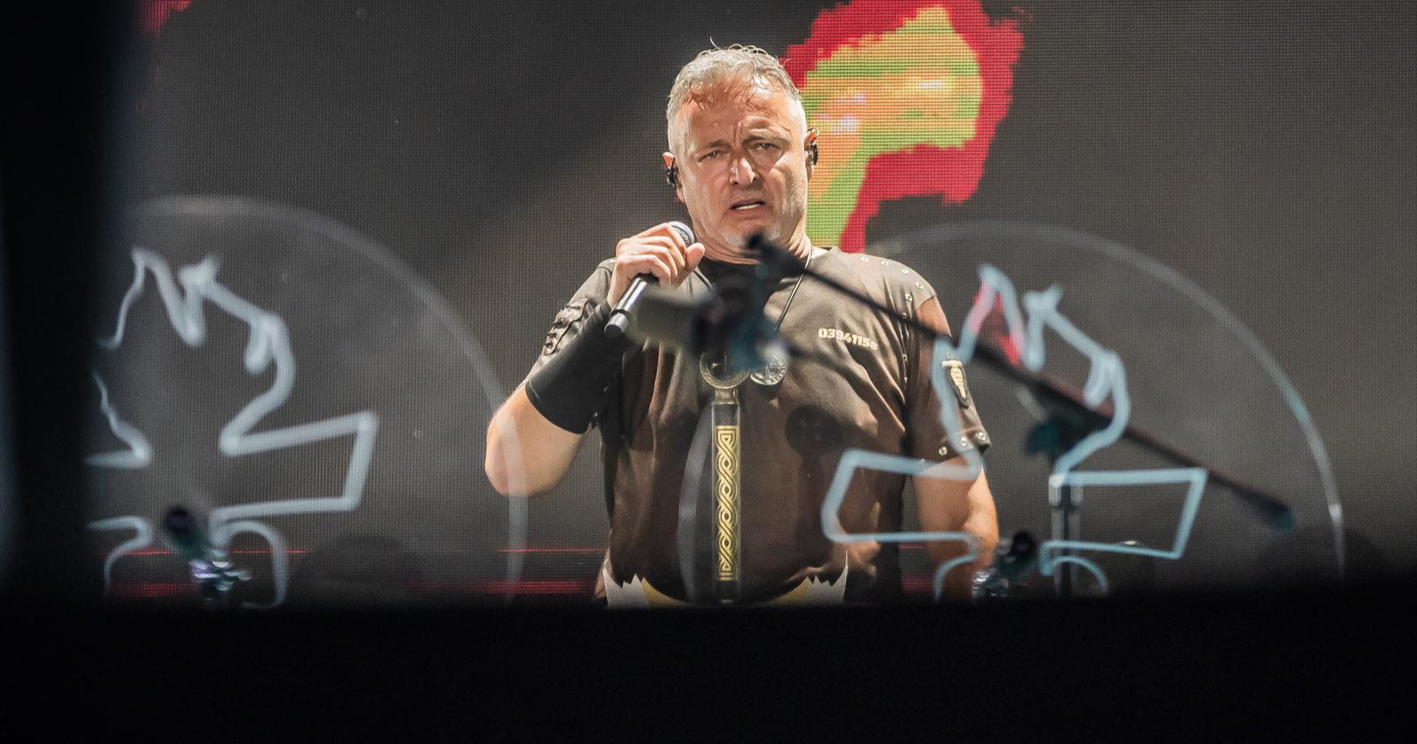 Thompson je rasprodao koncert u Stuttgartu za tri sata. Pokrenuta je peticija za otkazivanje