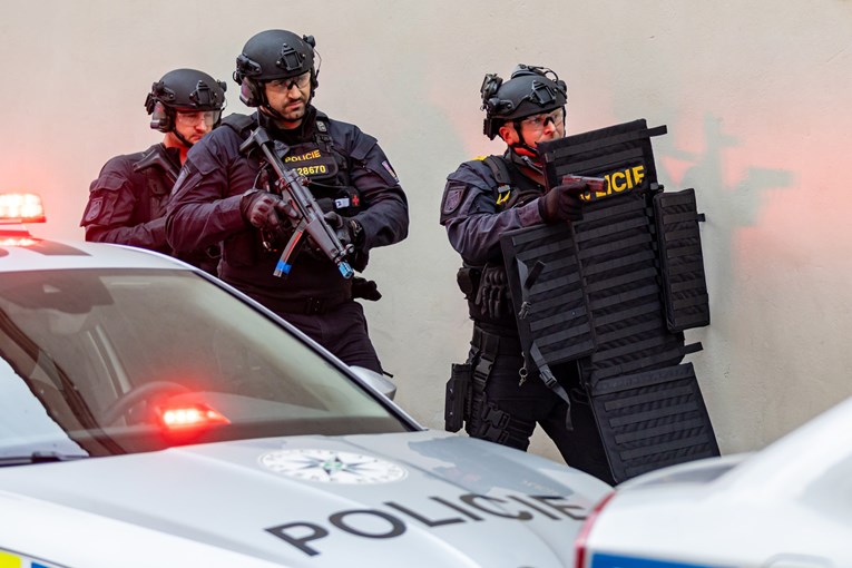 Napad u Češkoj: Upao u gradsku vijećnicu, ubio ženu. Mrtav je