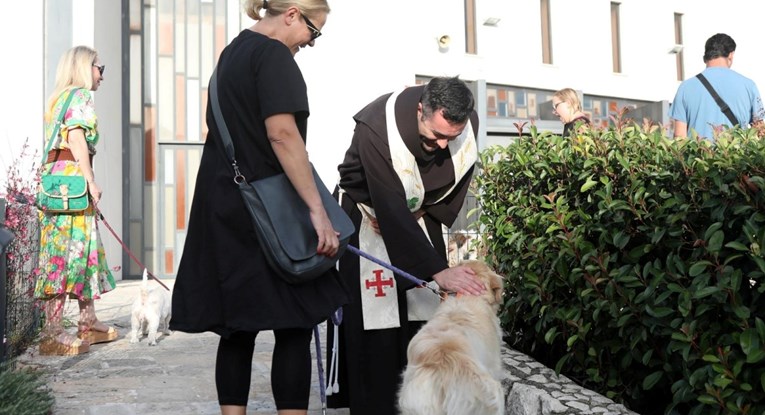 Svećenik u Šibeniku blagoslivljao pse i njihove vlasnike