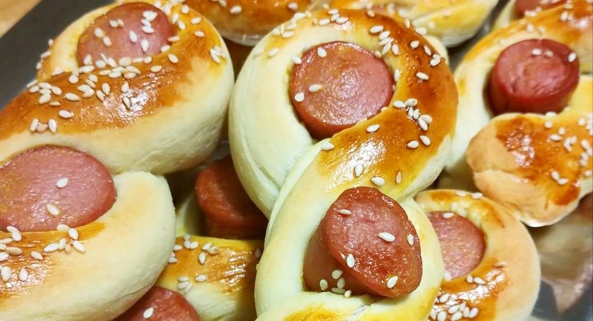 Recept dana: Violetine pletenice od dizanog tijesta s hrenovkama