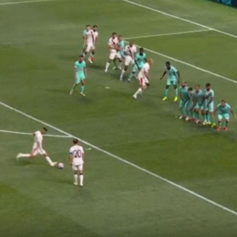 City ga je kupio nakon samo par seniorskih utakmica. Sada je zabio sjajan prvijenac