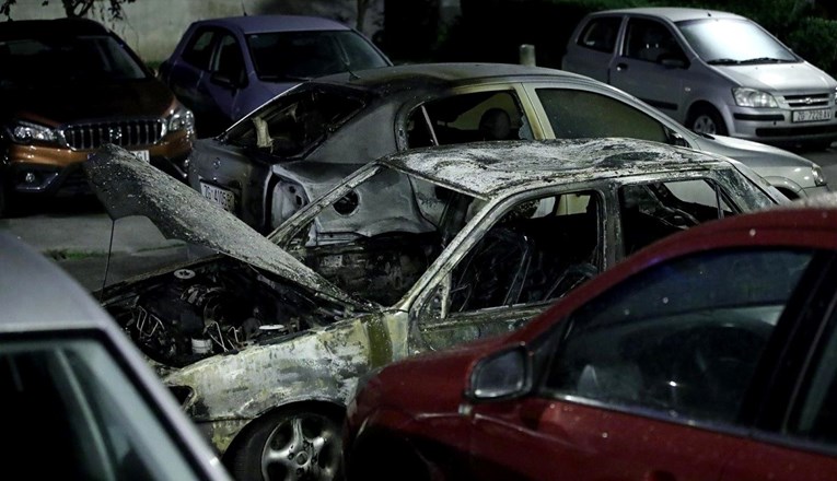 VIDEO U Zagrebu se zapalio auto. Vozač izjurio van, požar se proširio na ostale aute
