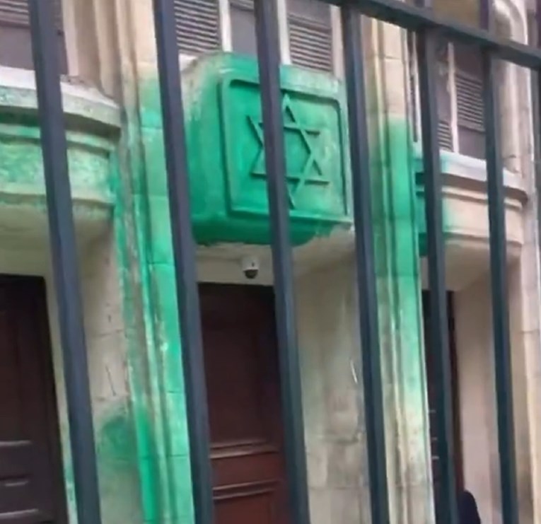 FOTO Netko je bacio zelenu boju na pariške sinagoge i memorijal holokausta