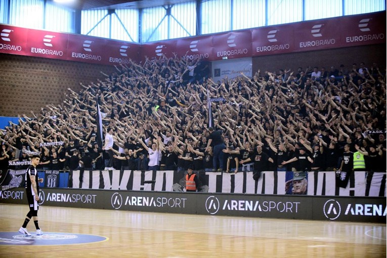 VIDEO Grobari na Nexeu: "Vukovar je crno-beli grad, Ubij Hrvata da šiptar nema brata"