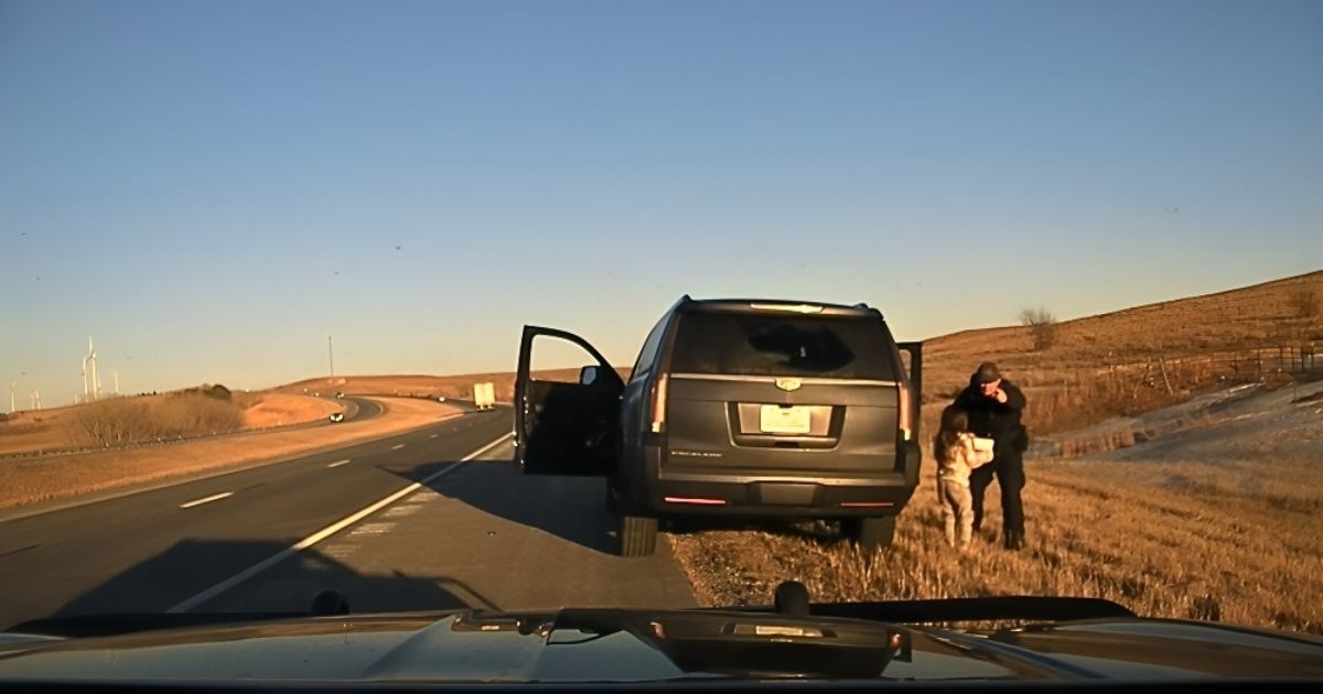 Policajac u Americi zbog prekršaja zaustavio auto. U njemu našao otetu curicu (6)