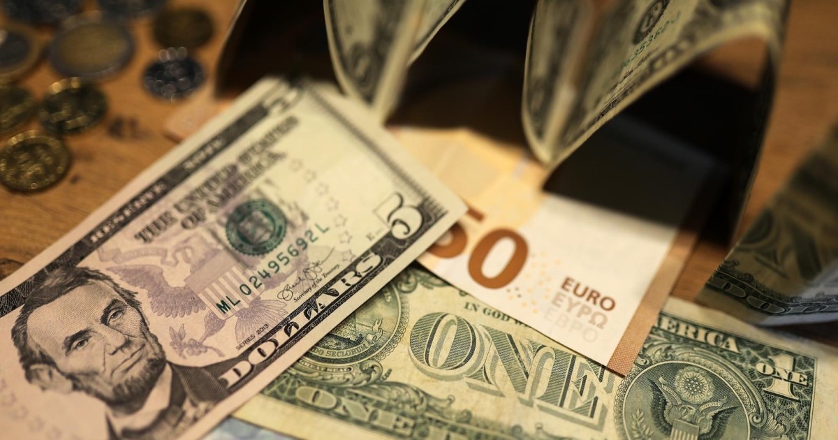 Dolar oštro pao, euro ojačao