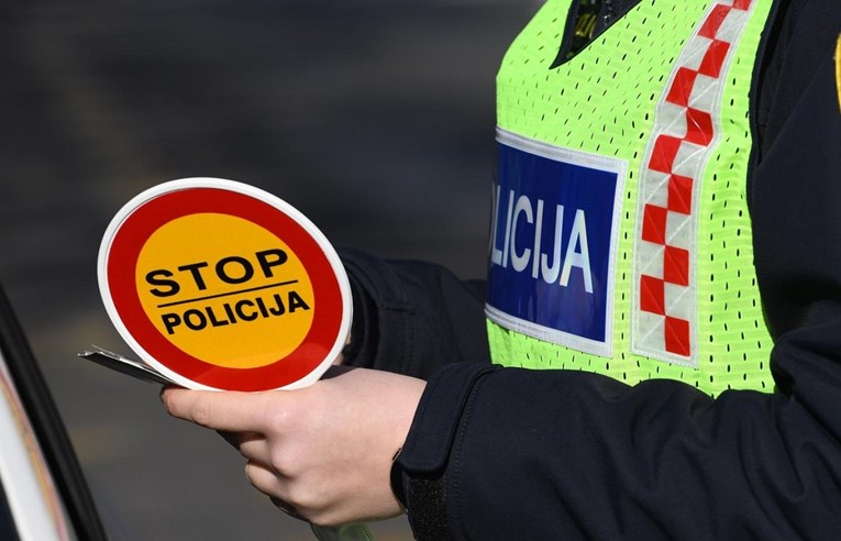 Kod Vukovara dao djetetu da vozi auto, zaustavila ih policija