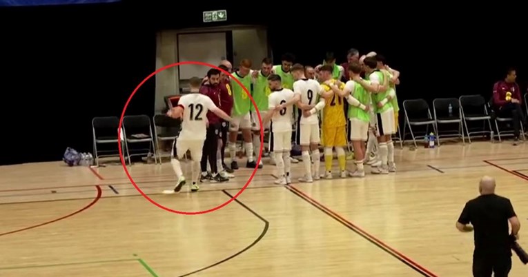 VIDEO Englez nogom izbacio zastavicu BiH na futsalu. "Žao mi je što sam to napravio"
