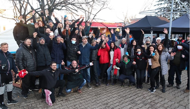 Heroji s pregačama: Kuhari volonteri grupno se fotkali prije odlaska iz Petrinje