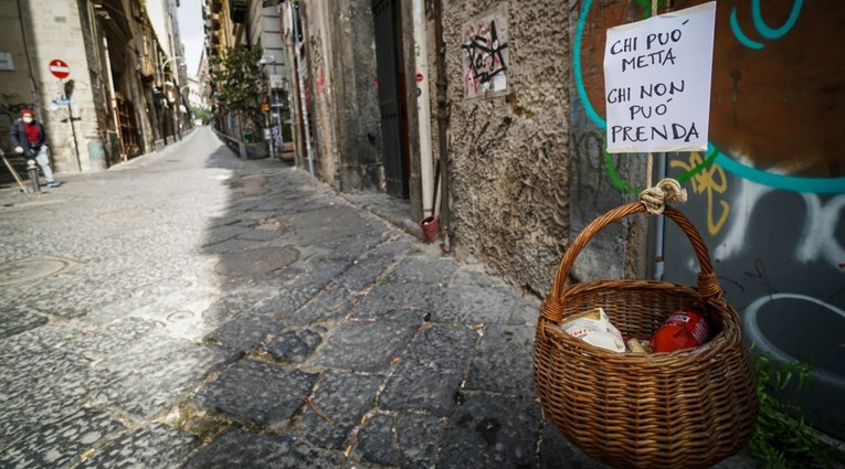 Stanovnici Napulja s balkona spuštaju košare s hranom