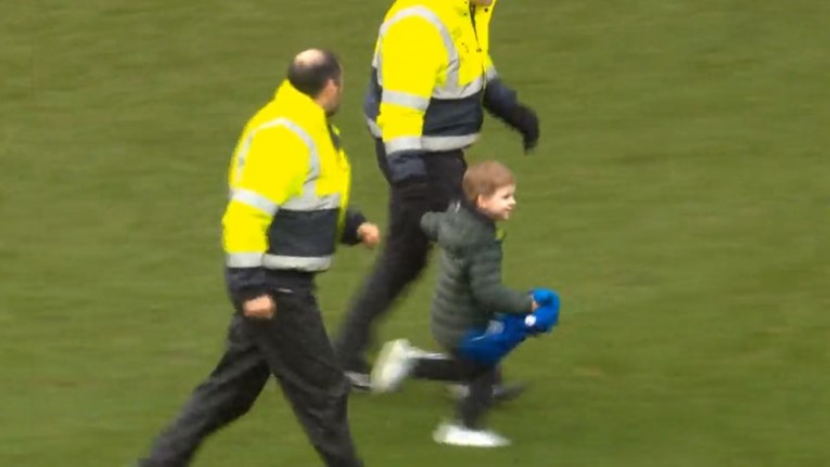 Dijete utrčalo u teren i došlo do zvijezde Evertona