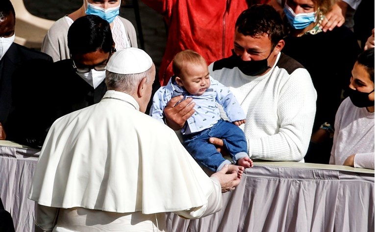 Papa prvi put nakon šest mjeseci održao audijenciju uživo s vjernicima