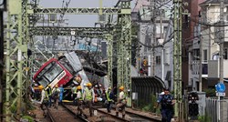 U Japanu se sudarili brzi vlak i kamion, deseci ozlijeđenih