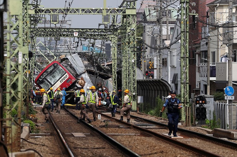 U Japanu se sudarili brzi vlak i kamion, deseci ozlijeđenih