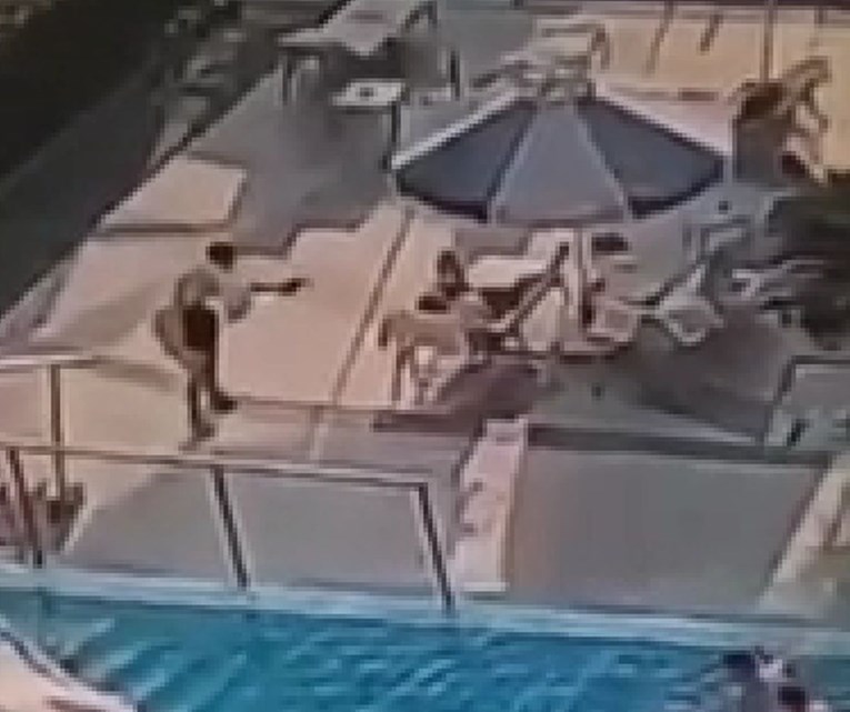 Na bazenu u Budvi pucao u čovjeka povezanog sa škaljarskim klanom