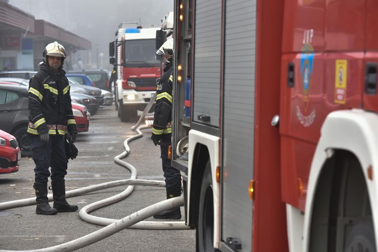 Buknuo požar u restoranu na zagrebačkoj Trešnjevci, gasilo ga 12 vatrogasaca