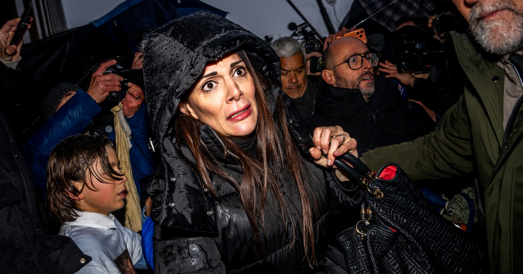 FOTO Bijesne obitelji dočekale vlasnike švicarskog bara. "Čudovišta, pogledajte nas"