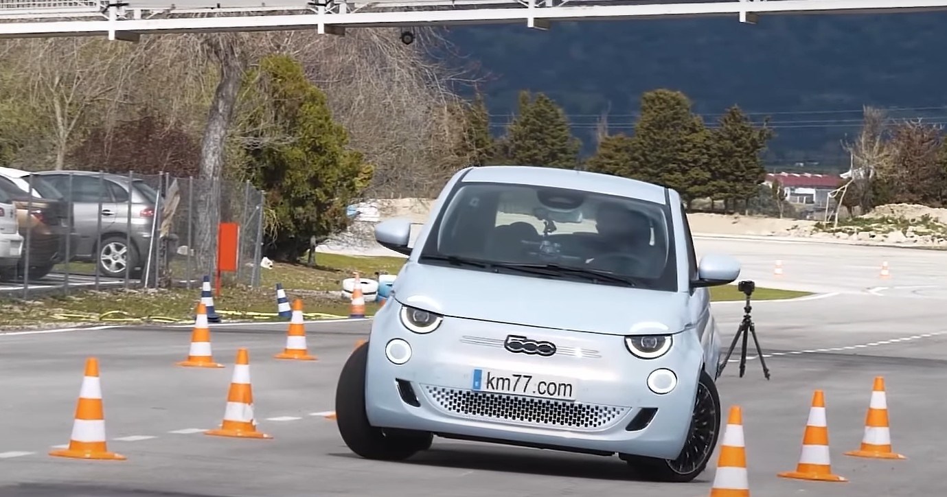 VIDEO Fiat 500e na testu izbjegavanja losa izgubio tablicu, ali ne i ponos