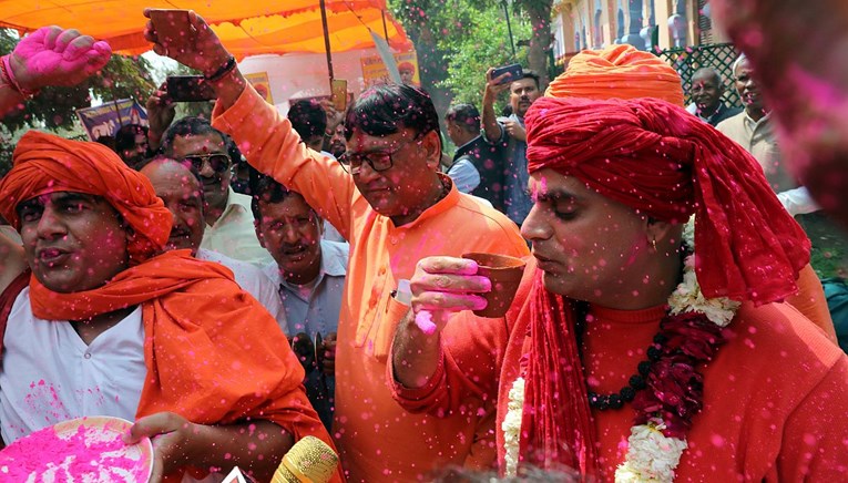 Hinduisti u Indiji piju urin krave, vjeruju da će ih spasiti od koronavirusa