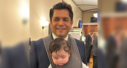 Kongresnik na glasanje došao s bebom u nosiljci