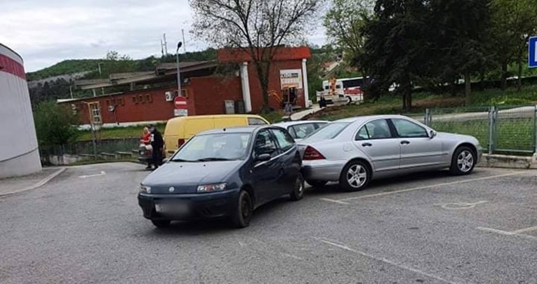 Fotka s parkinga u Šibeniku nasmijala Fejs: "To se zove kružna obrana"