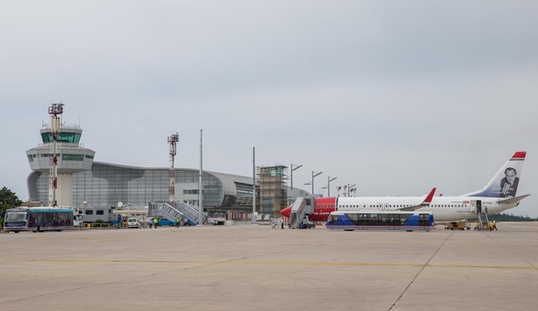 Otkazan let iz Dubrovnika u SAD jer je grom udario u avion