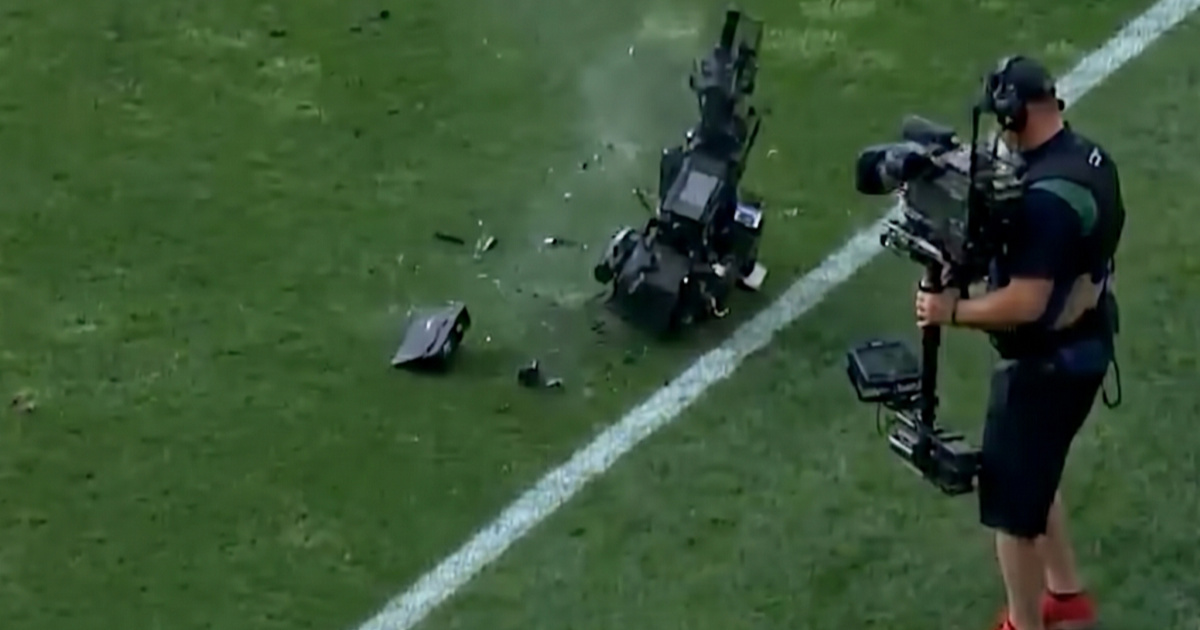 VIDEO Zamalo tragedija. Kamera pala na teren usred utakmice Mađarske i Kazahstana