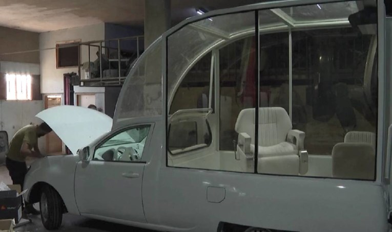 Papamobil pape Franje prenamijenjen u mobilnu kliniku za djecu u Gazi