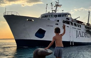 Dječaci dva mjeseca mahali trajektu na Olibu, kapetan napravio nešto što će pamtiti