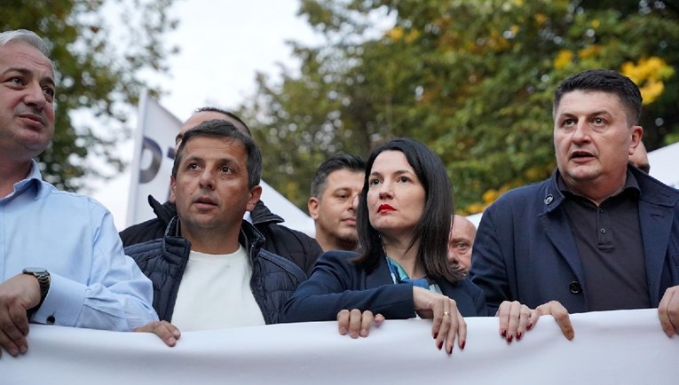 FOTO Veliki prosvjed protiv Dodika u Banjoj Luci, stigla i njegova protukandidatkinja