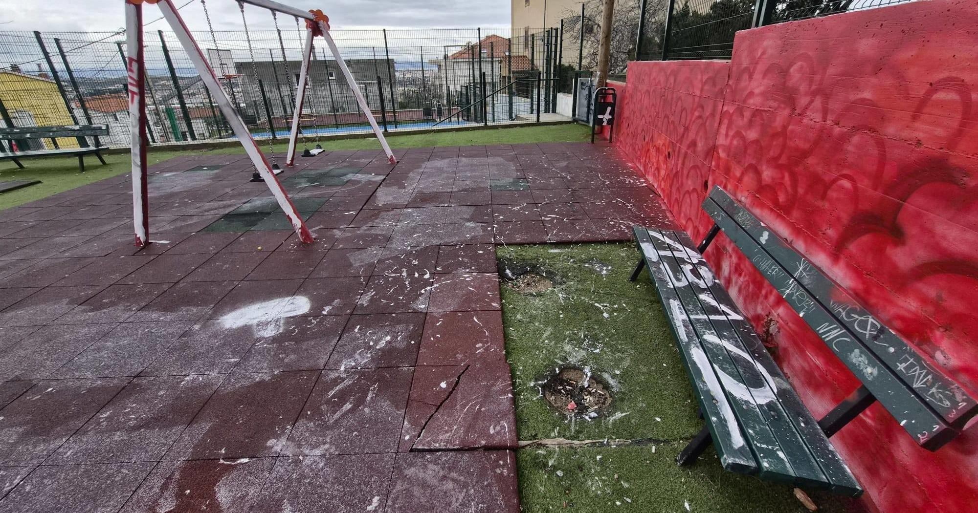 U Solinu razbijali novo igralište. Gradonačelnik: Žalosno je u što se pretvaramo