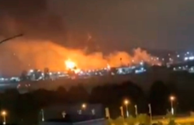 Ukrajinski napadi diljem Rusije. Gori veliko skladište nafte, obustavljeni letovi...