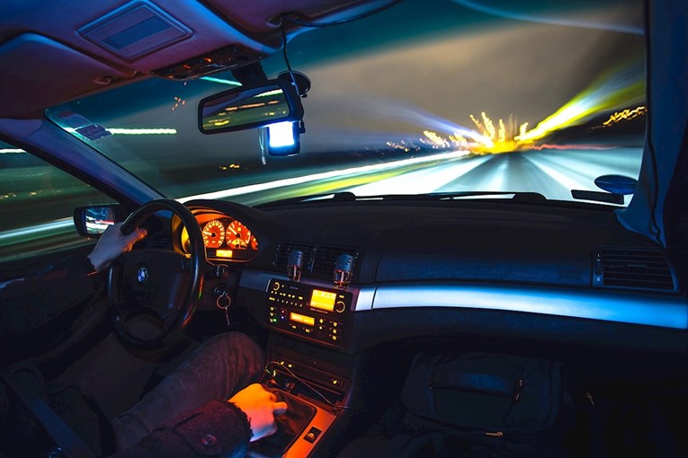 Vožnja noću je opasna, evo kako ju učiniti sigurnijom
