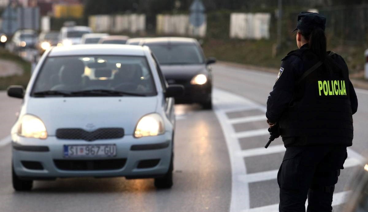 Vozač u Benkovcu prijetio policajcima, pokušao im pobjeći