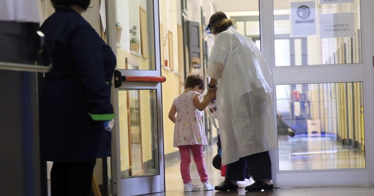 Djecu u austrijskim vrtićima na koronavirus testira se pomoću "lizalica"