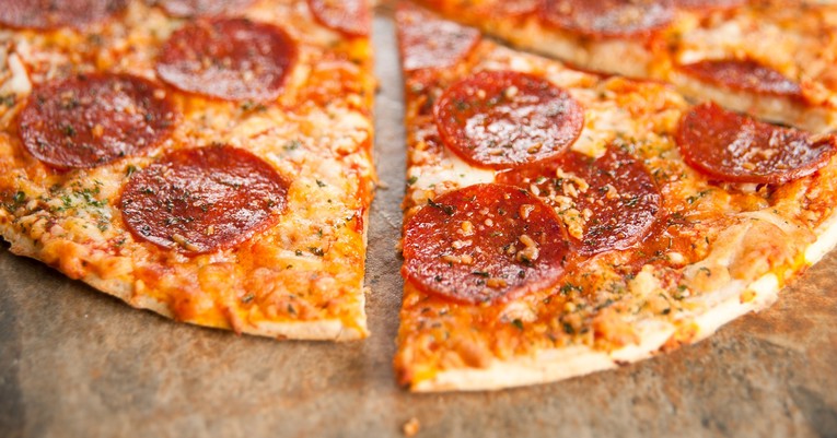 Pizza iz tave je super ideja za brzinski ručak bez paljenja pećnice