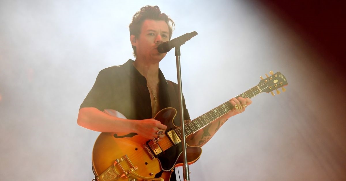 Harry Styles zaustavio koncert u New Yorku: Tko je bacio pileći medaljon na mene?