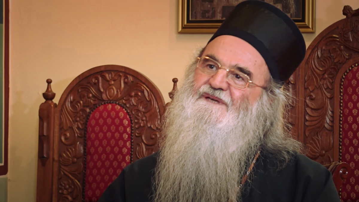 Svećenik koji je služio misu na pogrebu patrijarha Irineja ima koronu, u bolnici je