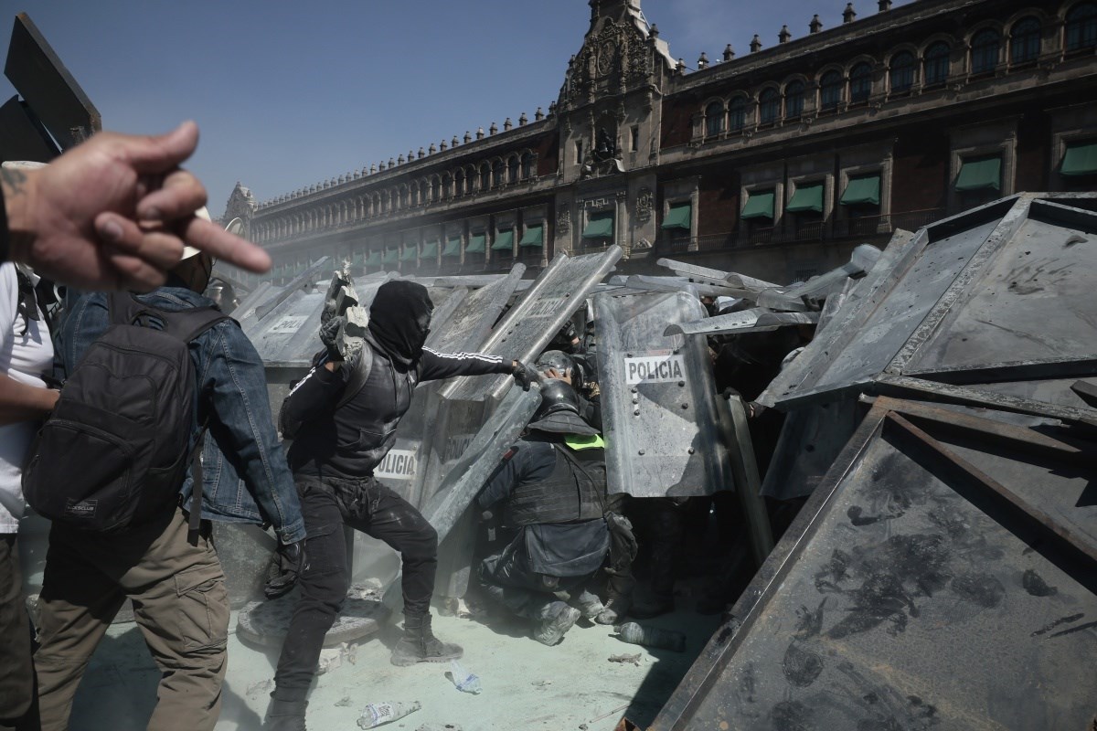 FOTO Žestoki prosvjedi gen Z-a u Mexico Cityju. Ozlijeđeno najmanje 120 osoba