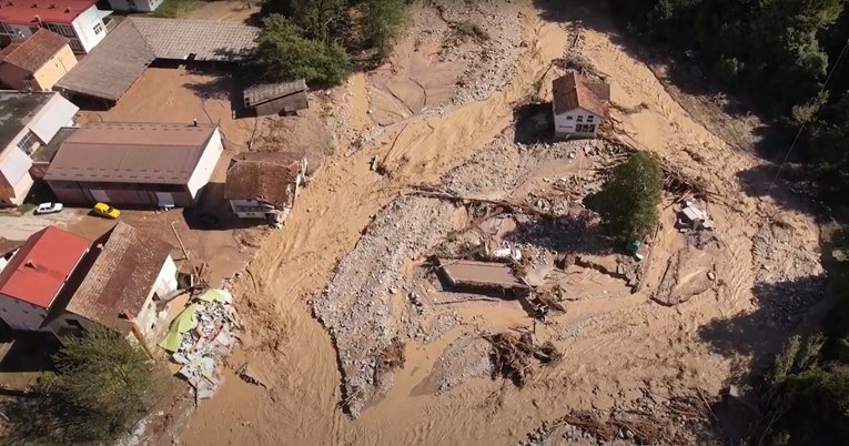 VIDEO Nestvarne snimke iz BiH. Mjesto se pretvorilo u rijeku, odsječeno je od svijeta