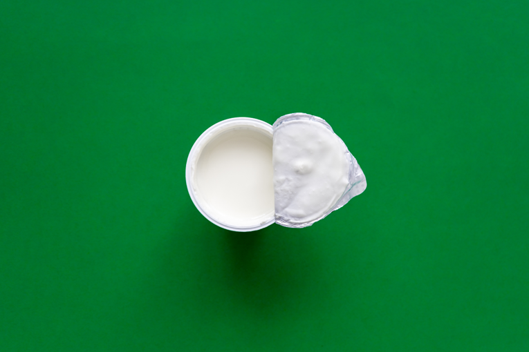 Je li sigurno polizati poklopac čašice jogurta?