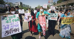 Indijci prosvjeduju nakon spaljivanja tijela žrtve grupnog silovanja